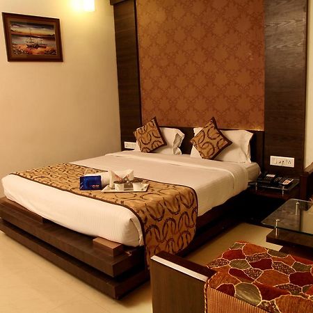 Oyo 905 Galaxy View Hotel Prayagraj Bagian luar foto