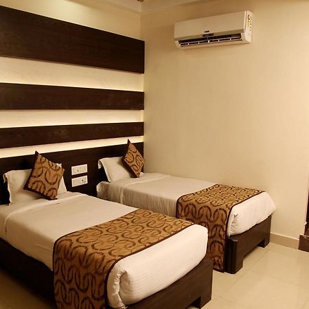 Oyo 905 Galaxy View Hotel Prayagraj Bagian luar foto