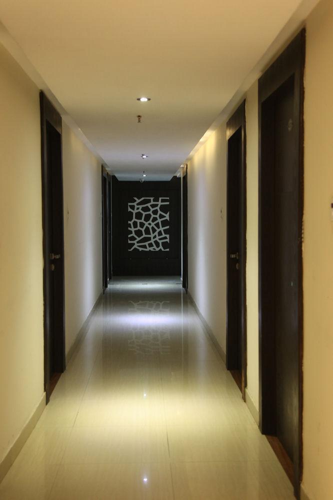 Oyo 905 Galaxy View Hotel Prayagraj Bagian luar foto
