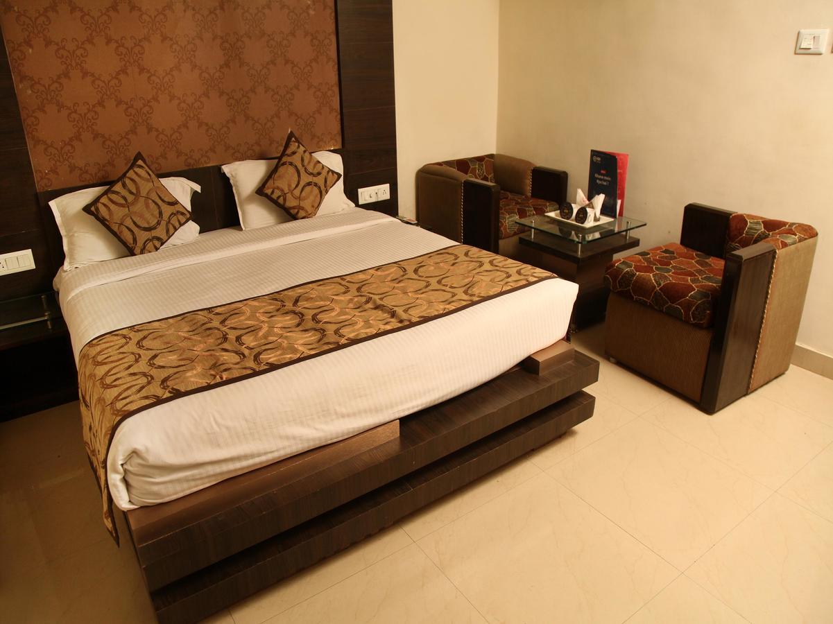 Oyo 905 Galaxy View Hotel Prayagraj Bagian luar foto