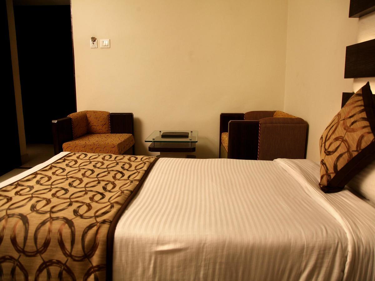 Oyo 905 Galaxy View Hotel Prayagraj Bagian luar foto