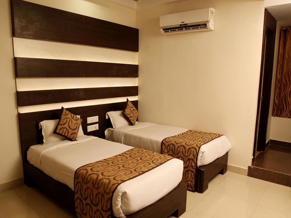 Oyo 905 Galaxy View Hotel Prayagraj Bagian luar foto